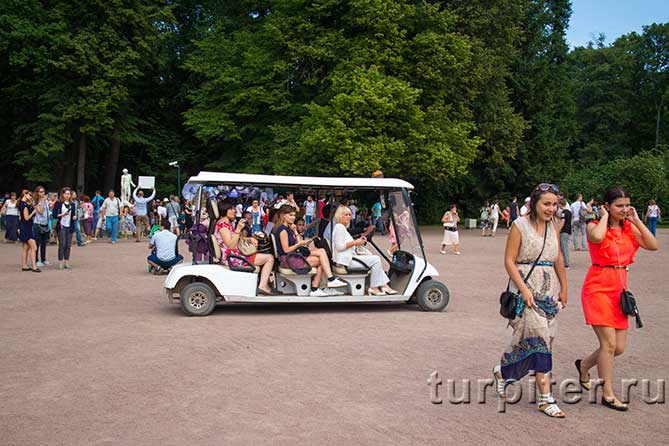 пассажиры электрокара в Петергофе
