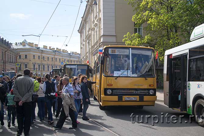 пассажирский желтый автобус 11 маршрут
