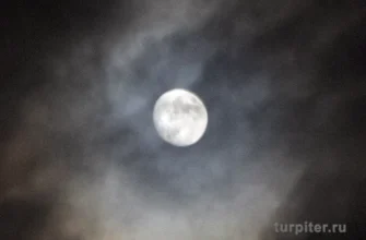 луна среди туч в ночном небе