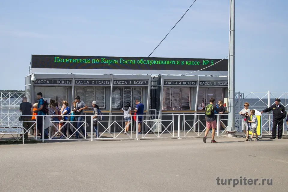 туристы покупают билеты в нижний парк петергофа на пристани
