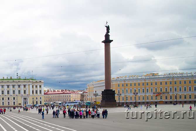 туристическая группа у Александровской колонны