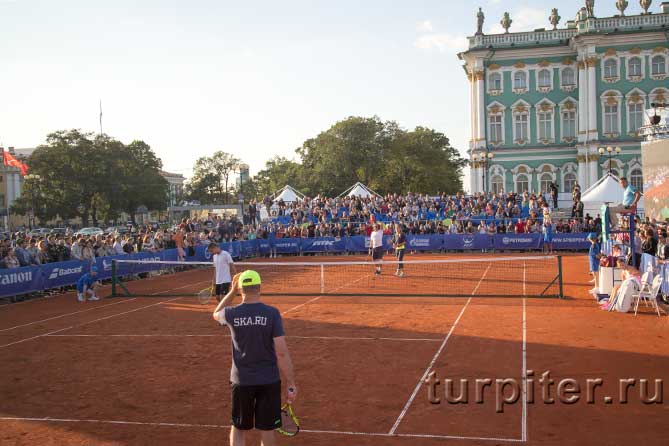парный теннисный матч на Дворцовой площади
