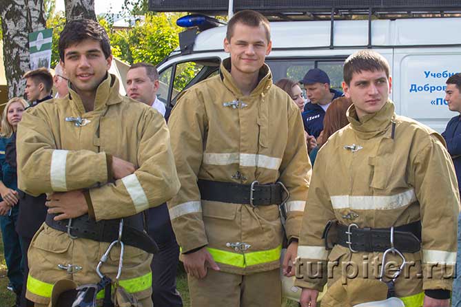 три парня в пожарных костюмах