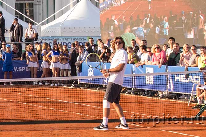 Дмитрий Маликов около теннисной сетки