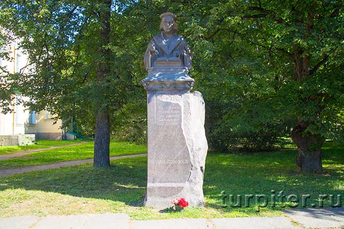 памятник финскому реформатору Выборг