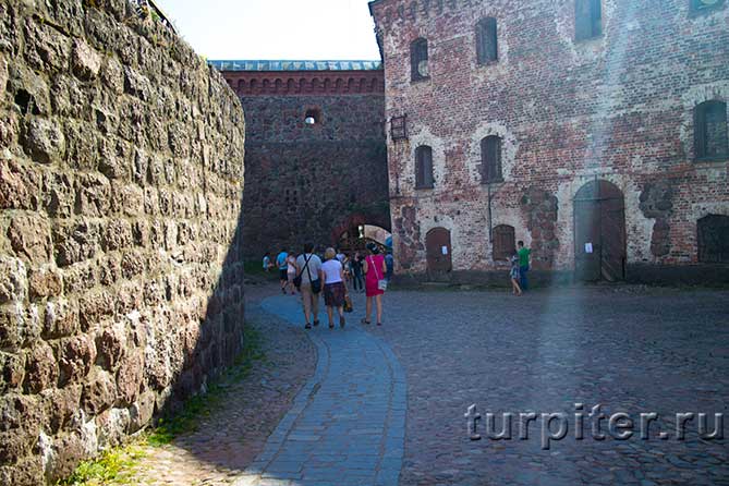 туристы идут в замок