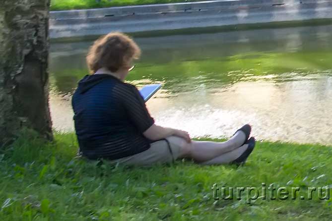женщина в парке с книгой