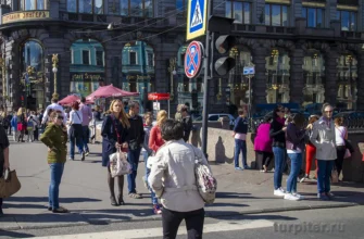 люди на Невском проспекте в Санкт-Петербурге