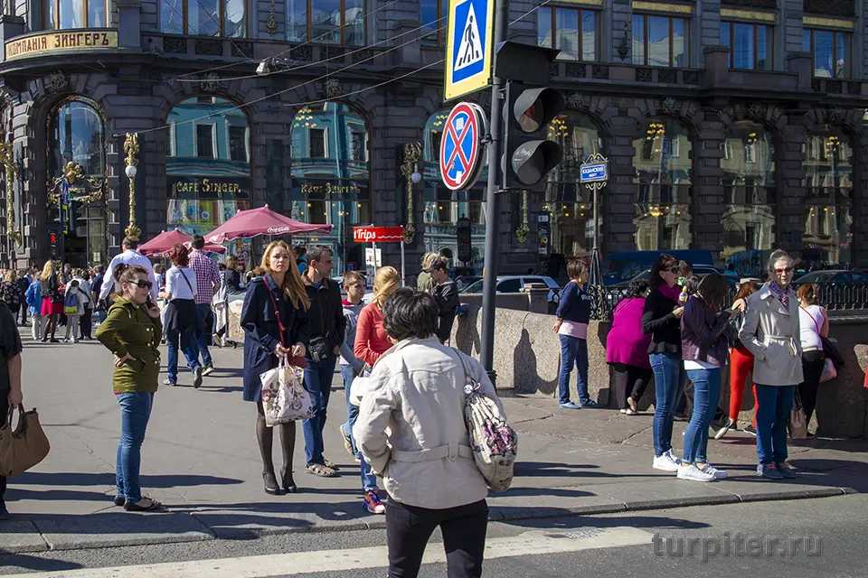 люди на Невском проспекте в Санкт-Петербурге