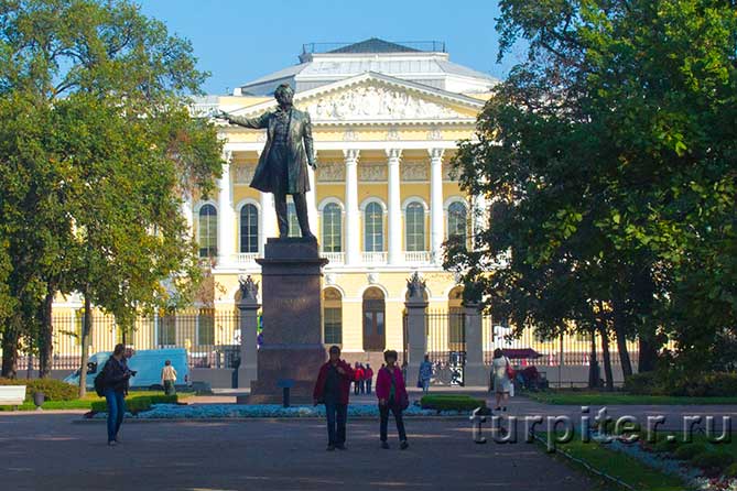 Михайловский дворец и памятник Пушкину