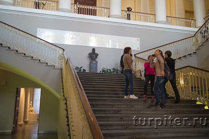 парадная лестница в Михайловском дворце
