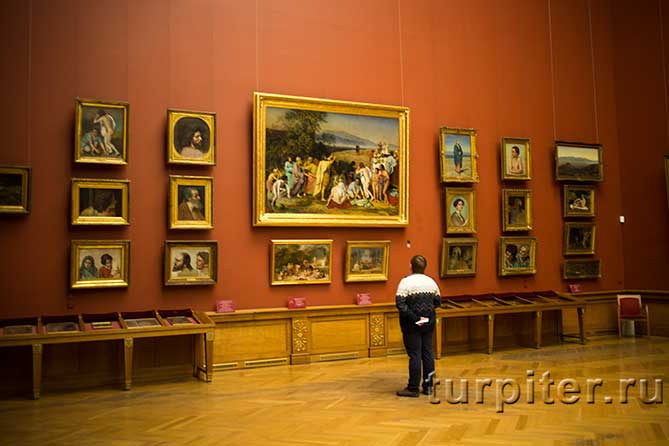 мужчина осматривает Русский музей