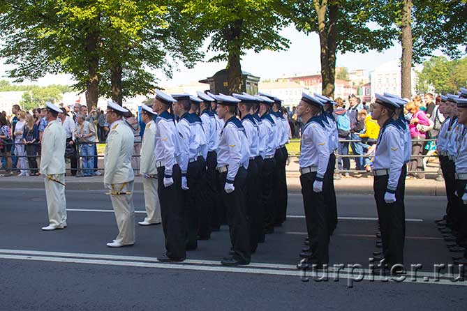 офицеры и матросы на параде