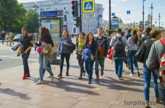 много людей на Невском проспекте Санкт-Петербурга