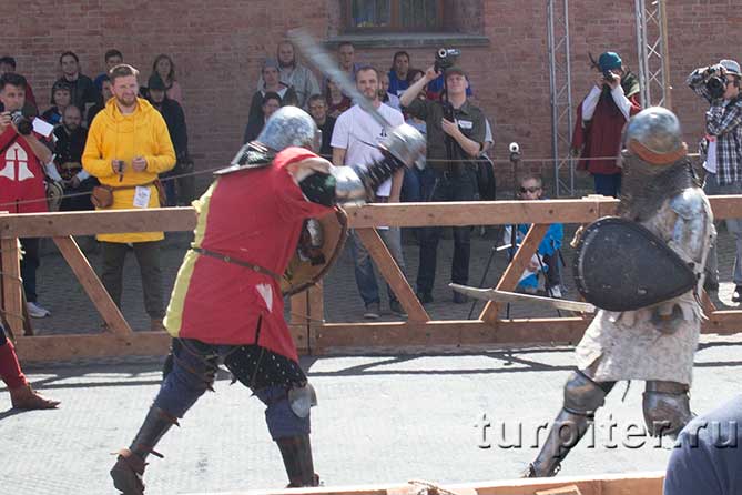 нападение с мечом на рыцаря