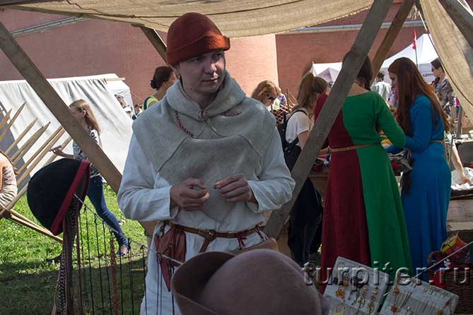 Люди в средневековой одежде