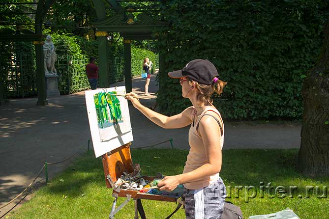 девушка рисует картину