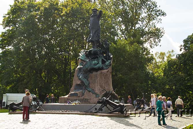 памятник вице-адмиралу Макарову