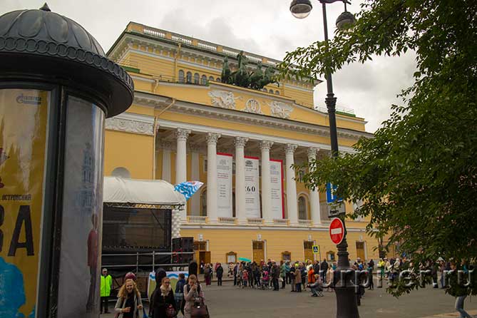 александринский театр центральный вход