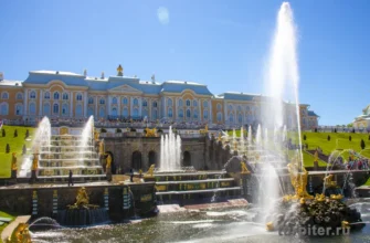 вид на большой дворец петергофа с главного каскада фонтанов
