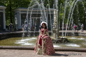 девушка в костюме императрицы