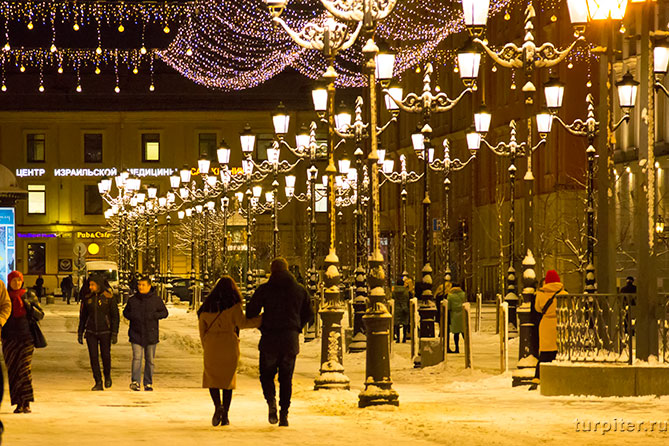 пары гуляют по улице Санкт-Петербург