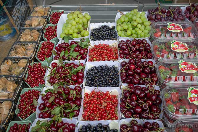 разные свежие ягоды на прилавке о да еда