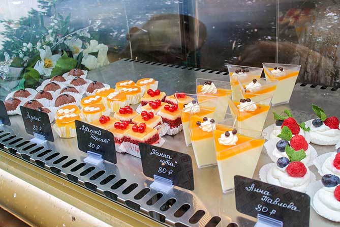 сладские и красивые пирожные на витрине в санкт петербурге