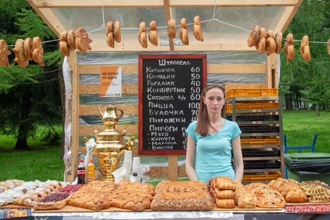 девушка продает пироги с начинкой и сушки «О, да! Еда!»