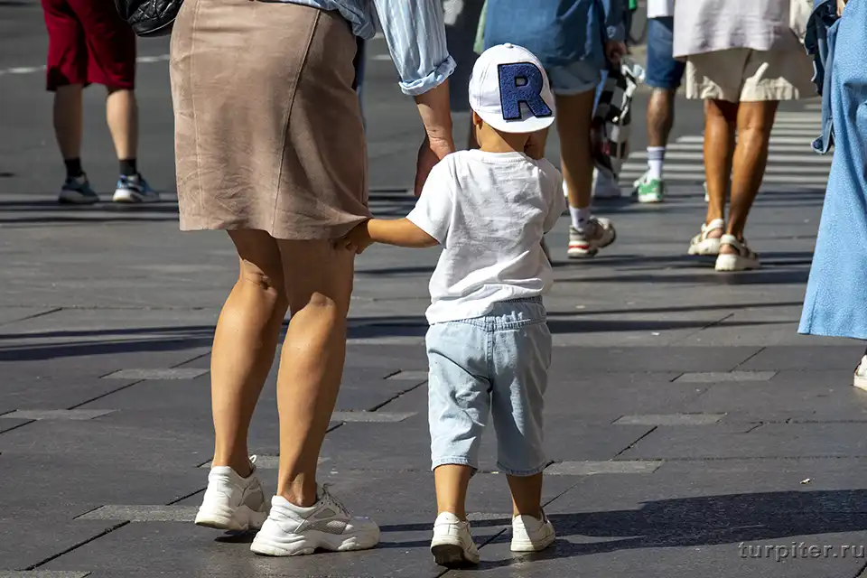 мальчик держит маму за ногу на невском проспекте