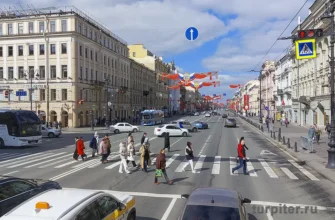 люди на пешеходном переходе в Санкт-Петербурге на Невском проспекте