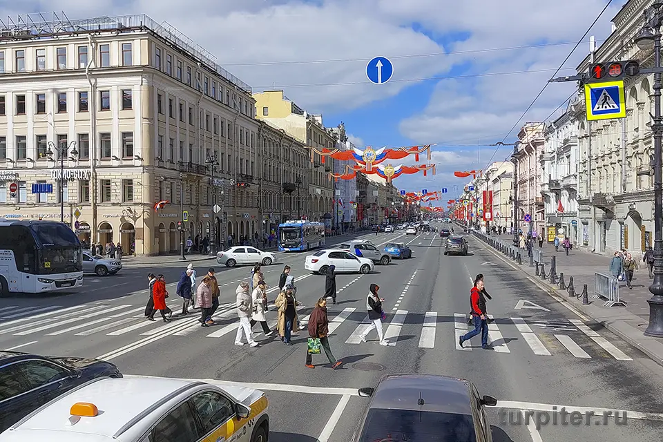 люди на пешеходном переходе в Санкт-Петербурге на Невском проспекте