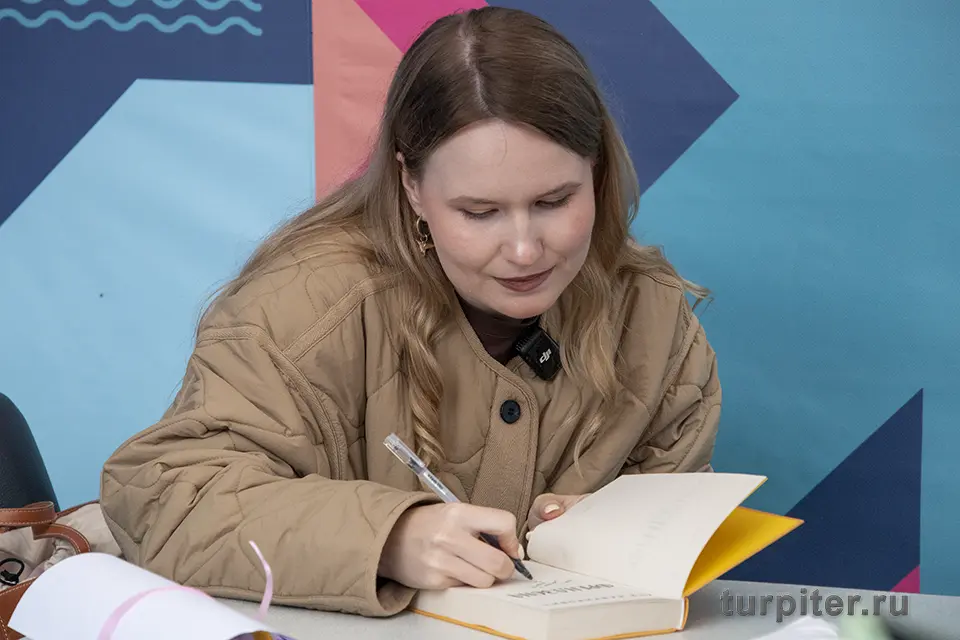 Дарья Немкова блогер автограф книжный салон Дарья Немкова принимает участие в книжном салоне