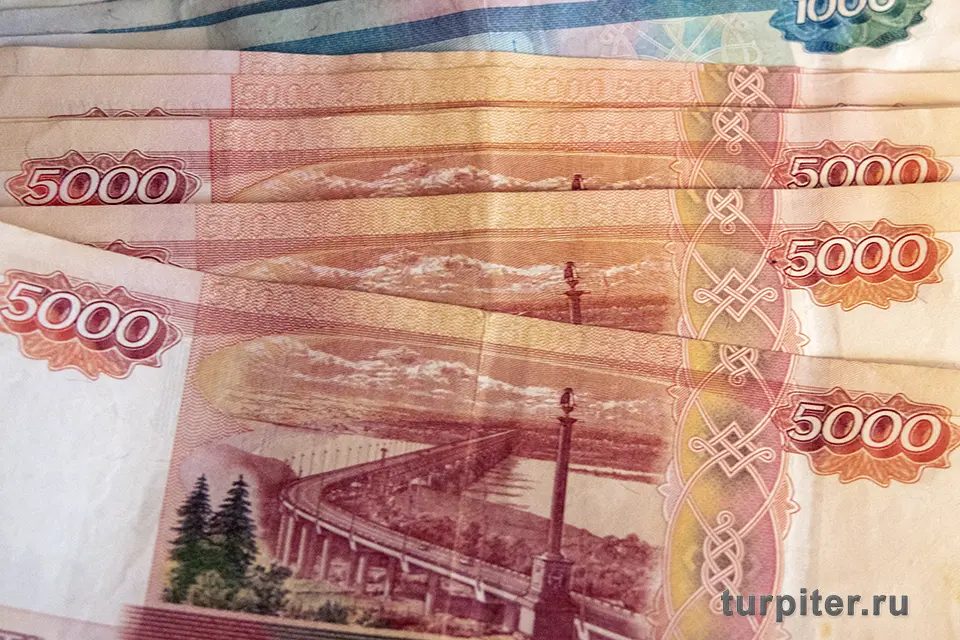 купюры по 5 тысяч рублей на столе