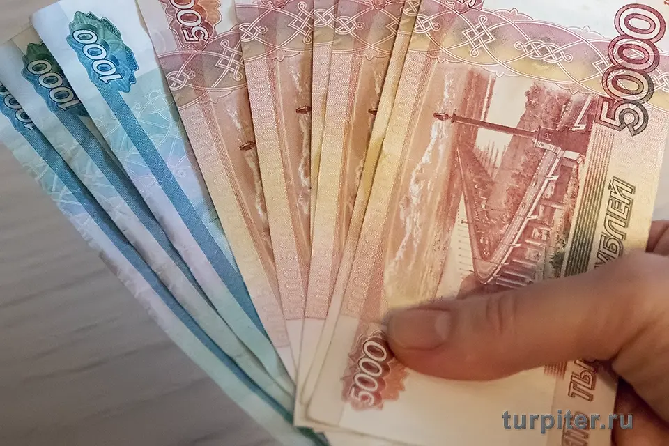 в руках денежные купюры