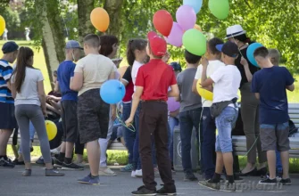 Дети гуляют в парке с учителем