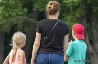 выходи во двор мама с двумя детьми пришла в парк