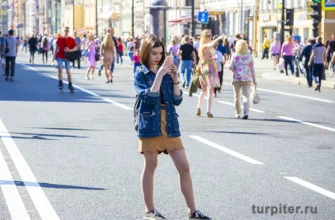 Невский проспект девушка гуляет по городу
