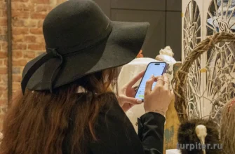 девушка в шляпе пришла на выставку
