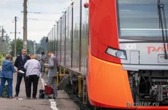 кондуктор проверяет билеты на электричку