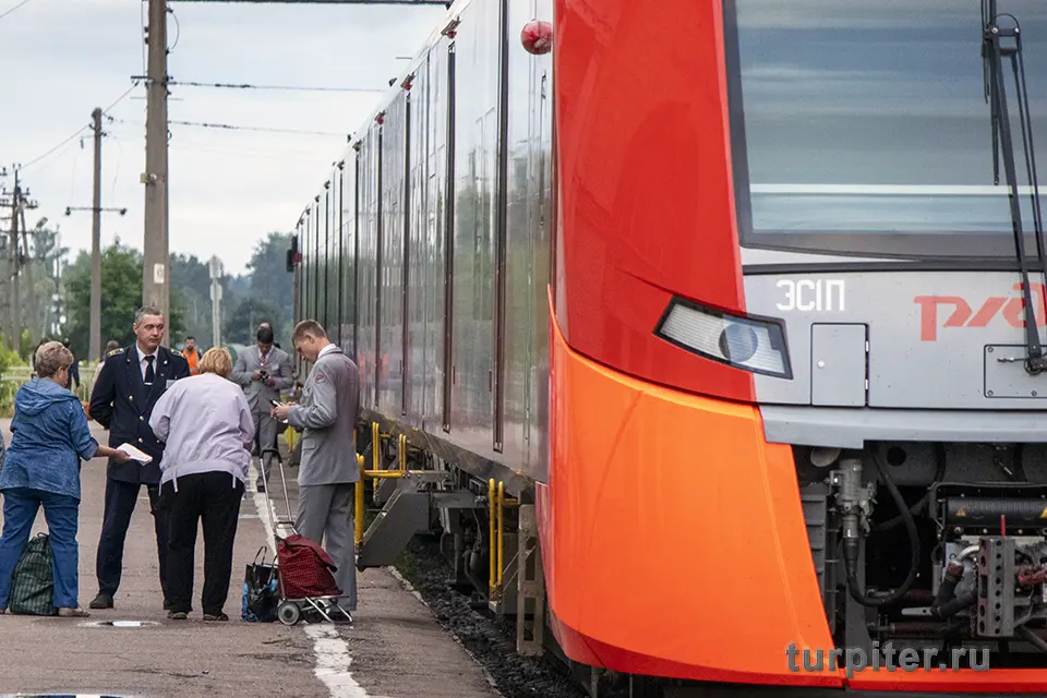 кондуктор проверяет билеты на электричку