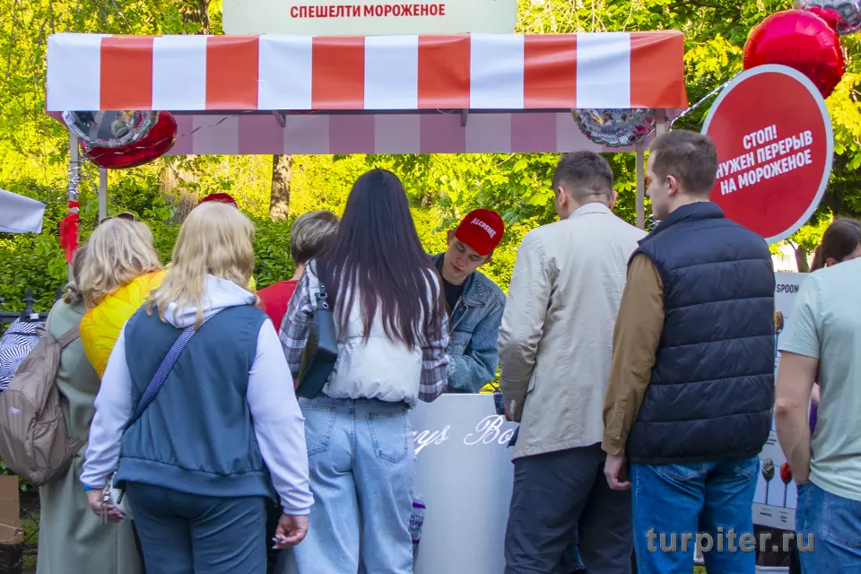 покупатели на фестивале мороженного