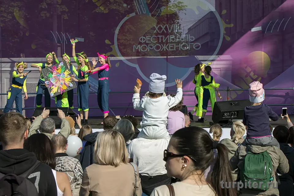 на сцена фестиваля мороженого детские коллективы
