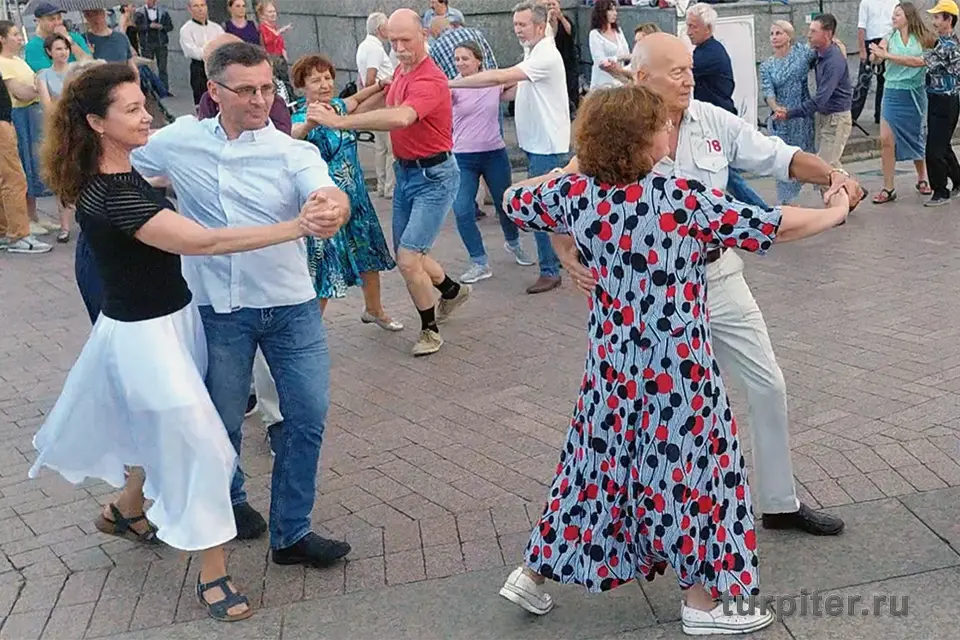 городские танцевальные веранды люди танцуют на улице