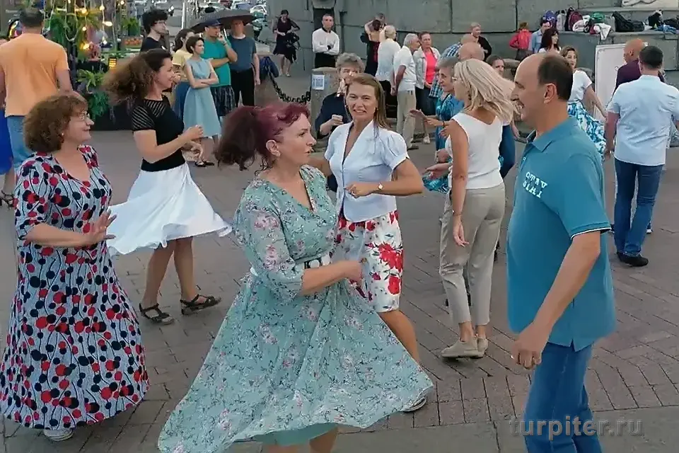 городской танцевальный марафон танцуют люди в Санкт-Петербурге