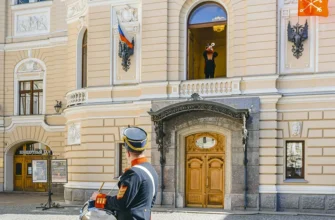 императорский полдень звучит музыка в Санкт-Петербурге