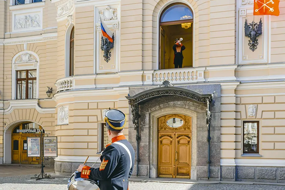 императорский полдень звучит музыка в Санкт-Петербурге