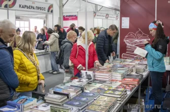 книжный салон на Дворцовой площади Санкт-Петербурга