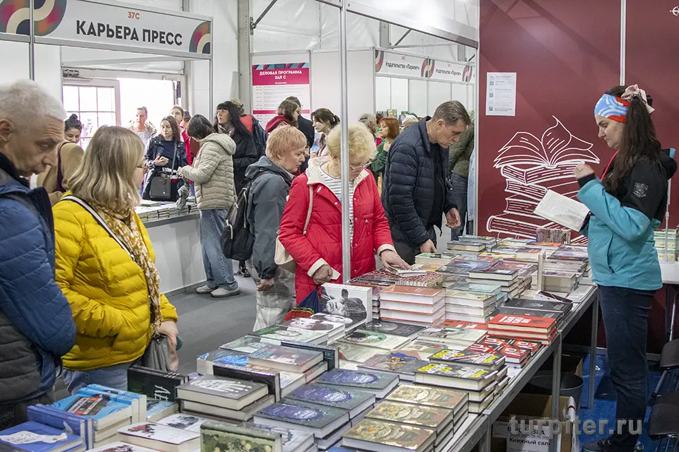 книжный салон на Дворцовой площади Санкт-Петербурга