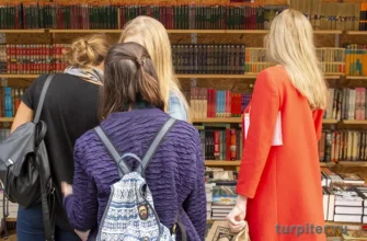 книжный салон 2025 девушки выбирают книги